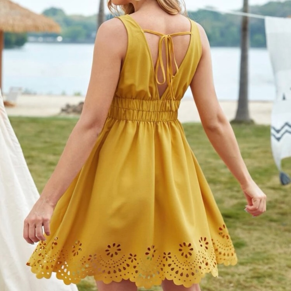 SHEIN: Cut out ruched waist front tie tassel dress